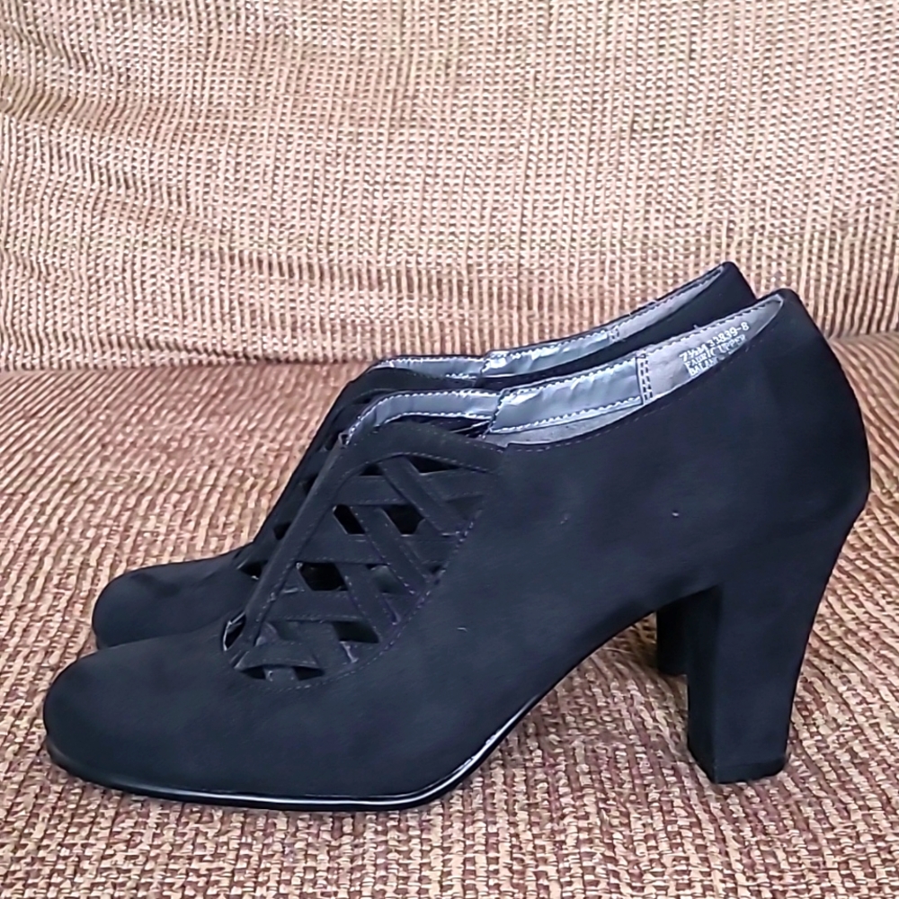 Aerosoles black heeled shoes, size 7.5
